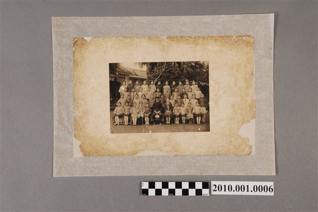 林麗梅小姐家族成員女校合照 (共2張)