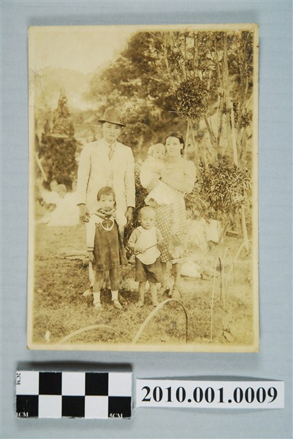 林麗梅小姐兒時家庭照 (共2張)