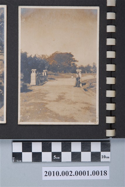 東天下於台南神社外苑與友人合影 (共2張)