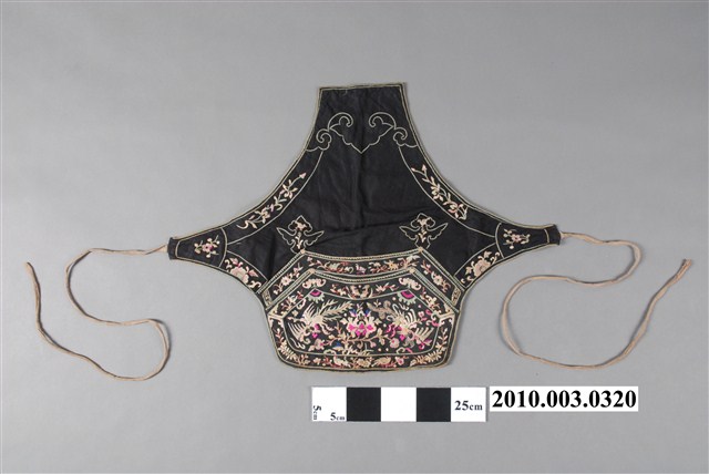 黑色地彩繡牡丹飛鳳下端寬形附綁帶肚兜 (共6張)