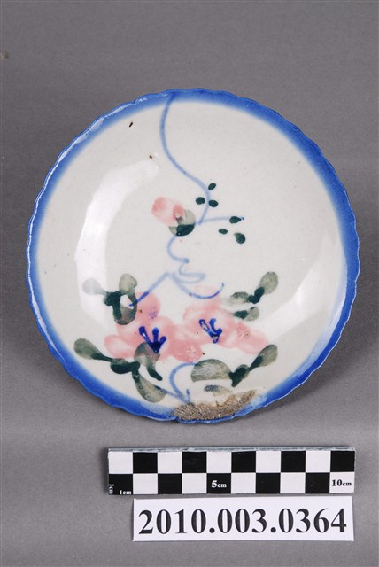 手繪粉紅釉花卉紋花形小碟 (共7張)