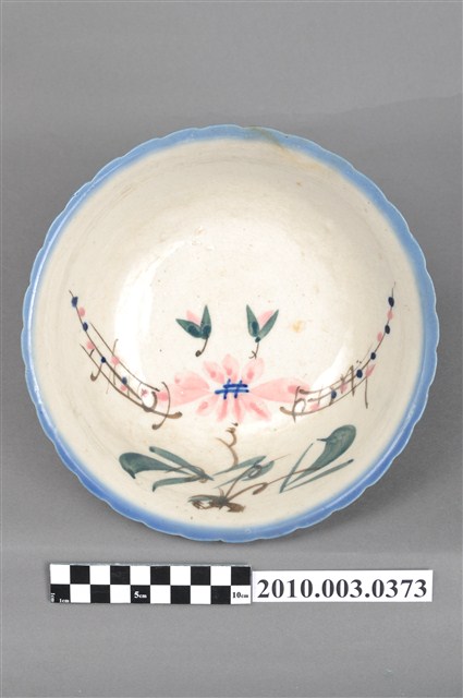 手繪白瓷花卉紋花口碗 (共4張)