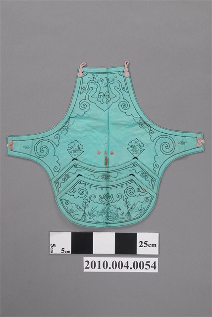 藍色地彩繡花卉龜鹿紋下端寬形肚兜 (共5張)