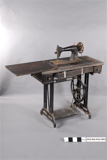 美國製勝家牌機械腳踏式縫紉機 (共6張)