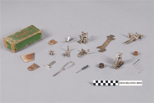 美國製勝家牌機械腳踏式縫紉機工具組 (共4張)