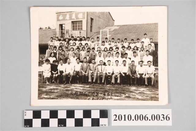 苗栗縣苑裡鎮文苑國民小學第10屆畢業紀念照之甲班 (共4張)