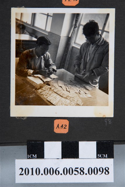 臺灣省立師範大學支援金馬運動委員會捐獻活動留影 (共2張)