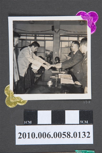 臺灣省立師範大學支援金馬運動招待茶會團體榮譽獎狀頒發照片 (共2張)