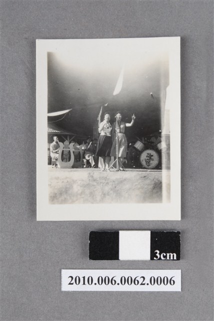 兩位女性表演照 (共4張)