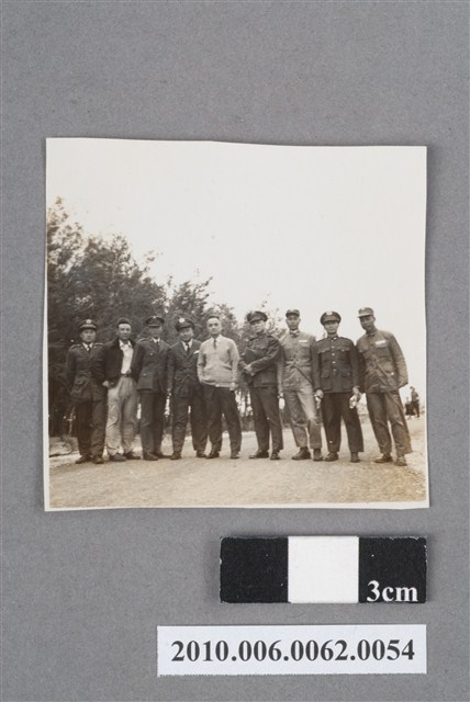 九名男子合照 (共4張)