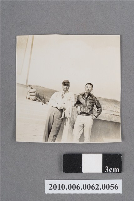 兩位男子合照 (共4張)