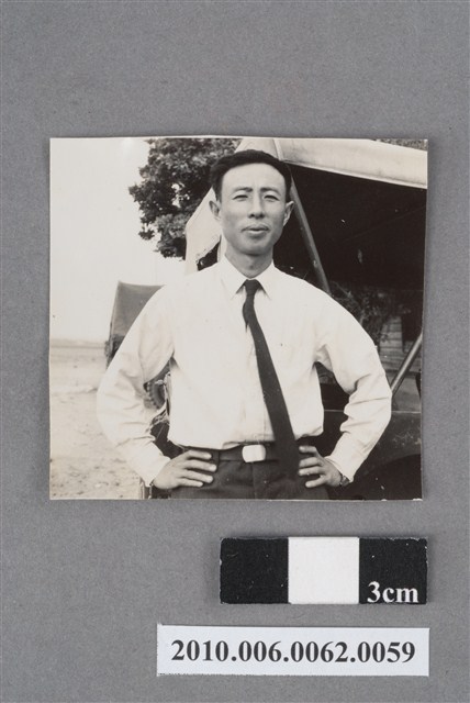 男子獨照 (共4張)