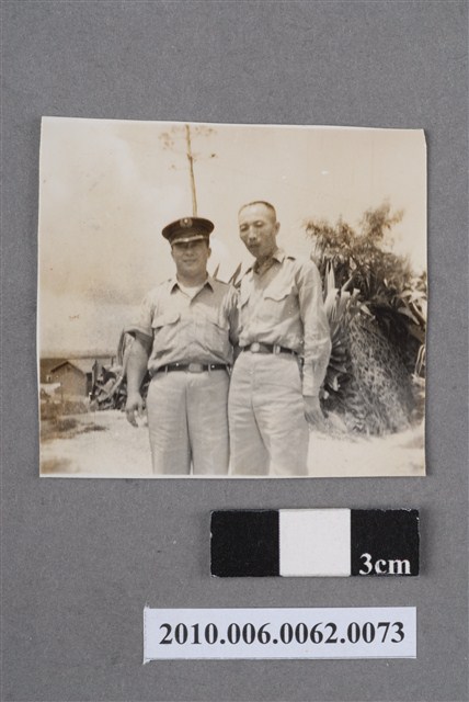 兩位男子合照 (共4張)