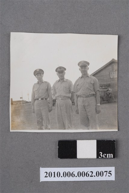 三位男性合照 (共4張)