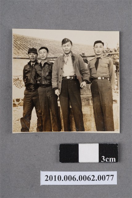 四位男性合照 (共4張)