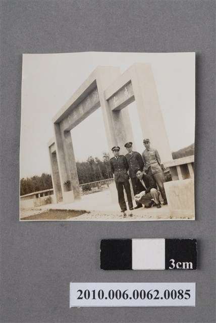 四名男子於澎湖國軍公墓合照 (共4張)