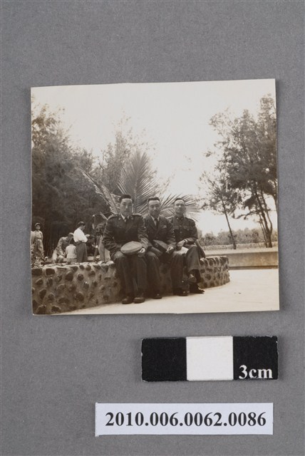 三名男子合照 (共4張)