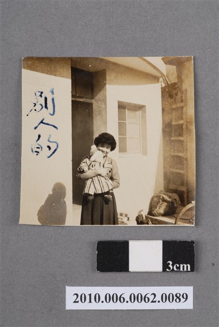 女子抱童 (共4張)