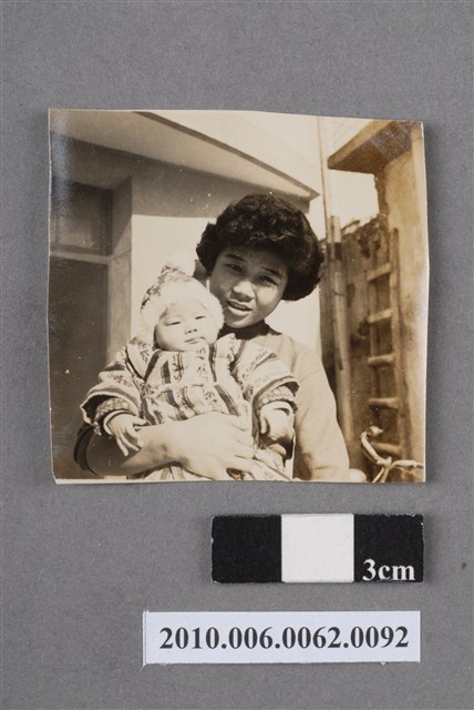 女子抱童 (共4張)