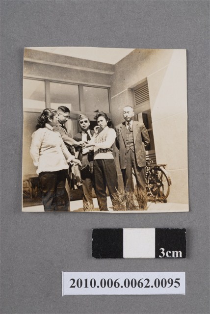 兩女三男合照 (共4張)