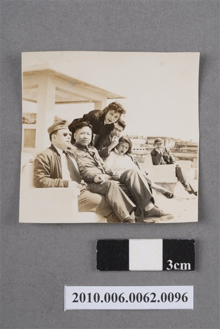 兩女四男合照 (共4張)