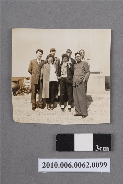 兩女五男合照 (共4張)