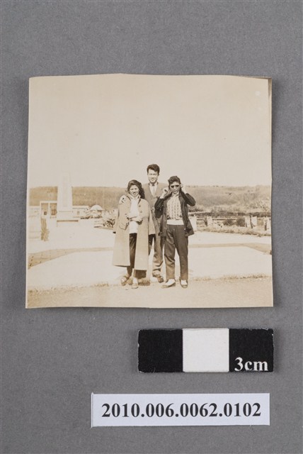 兩女一男合照 (共4張)