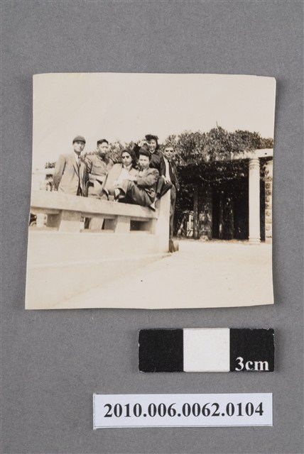 兩女四男合照 (共4張)