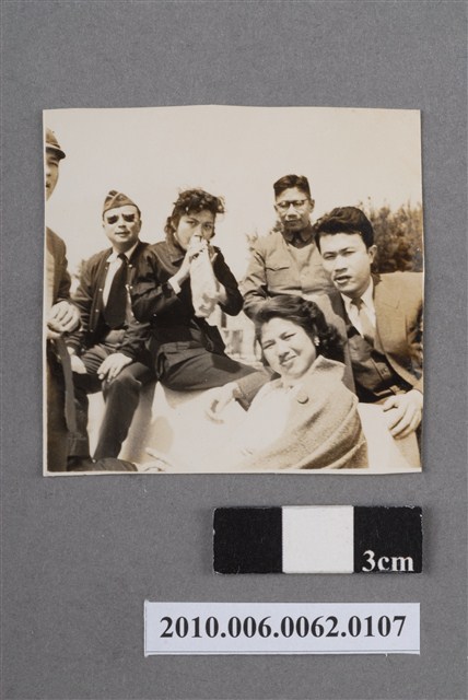 兩女四男合照 (共4張)