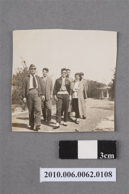 兩女四男合照 (共4張)