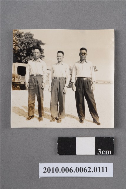三名男子合照 (共4張)