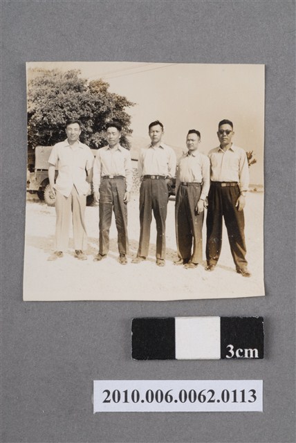 五名男子合照 (共4張)