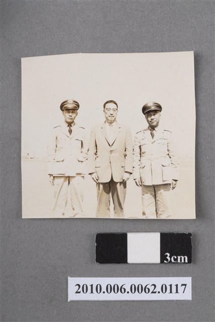 三名男子合照 (共4張)