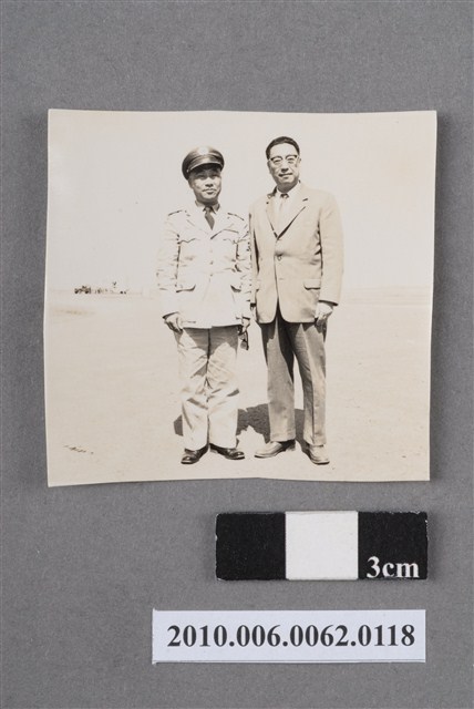 兩名男子合照 (共4張)