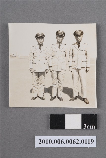 三名男子合照 (共4張)