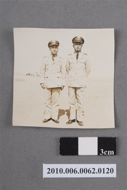 兩名男子合照 (共4張)