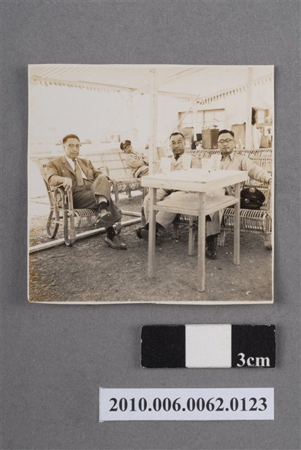 四名男子於涼棚休憩合影 (共4張)