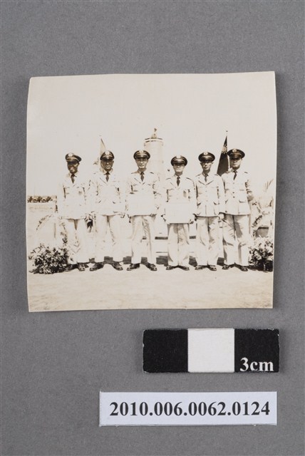 六名男子合照 (共4張)