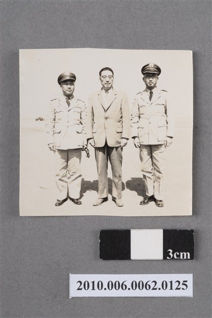 三名男子合照 (共4張)