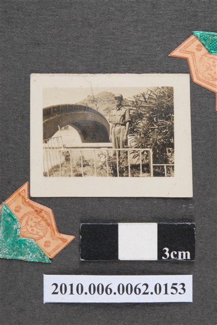 男子獨照 (共2張)