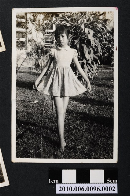 著有領短袖洋裝女童獨影之照片 (共2張)