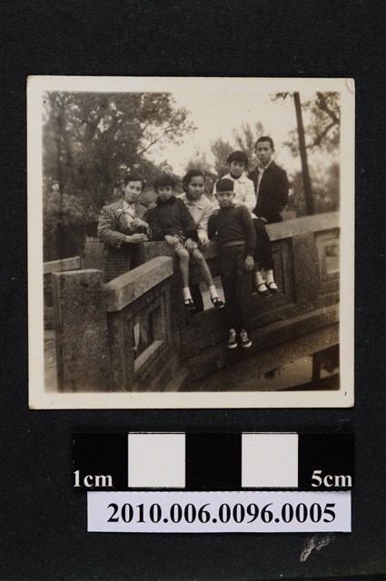 六人依靠於拱橋欄杆合影之照片 (共2張)