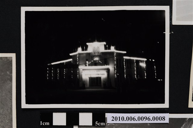 夜晚燈光裝飾建物之照片 (共2張)