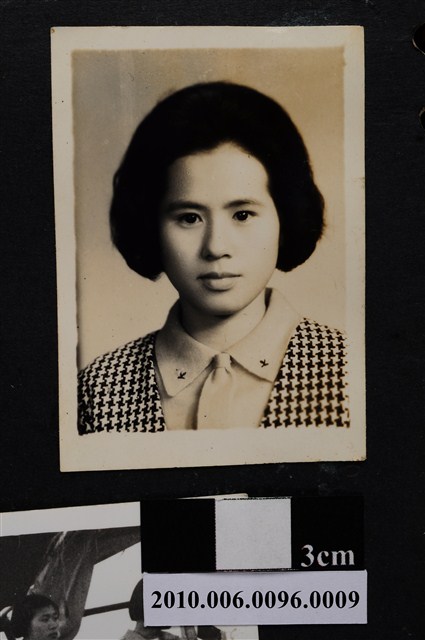 著有領服飾之女子正面半身照 (共2張)