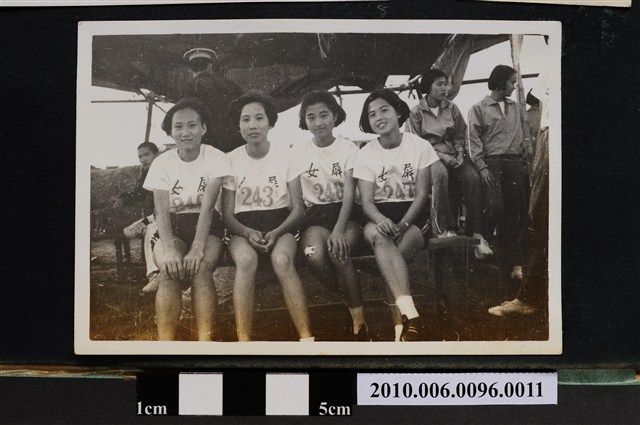 四名女學生身穿屏女上衣合影之照片 (共2張)