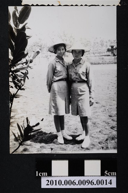 二位頭戴斗笠身穿屏東女中軍訓服女子合影之照片 (共2張)