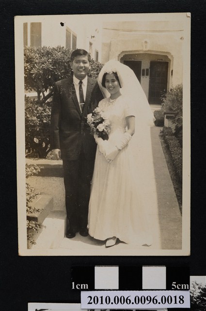 一對新人著禮服站立在室外走道合影之照片 (共2張)