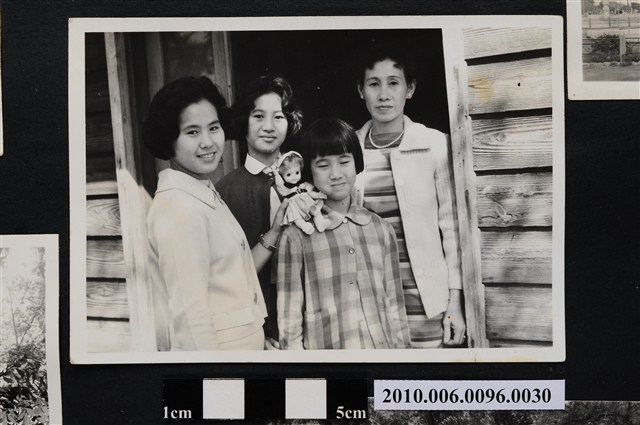 一婦人與三位女子站立於建物門口合影之照片 (共2張)