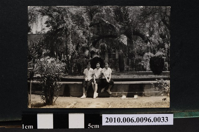 三位女子身穿制服坐於水池旁合影之照片 (共2張)