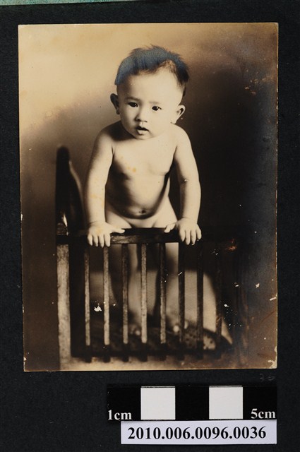 一嬰兒雙手支撐於嬰兒床邊護欄站立之照片 (共2張)